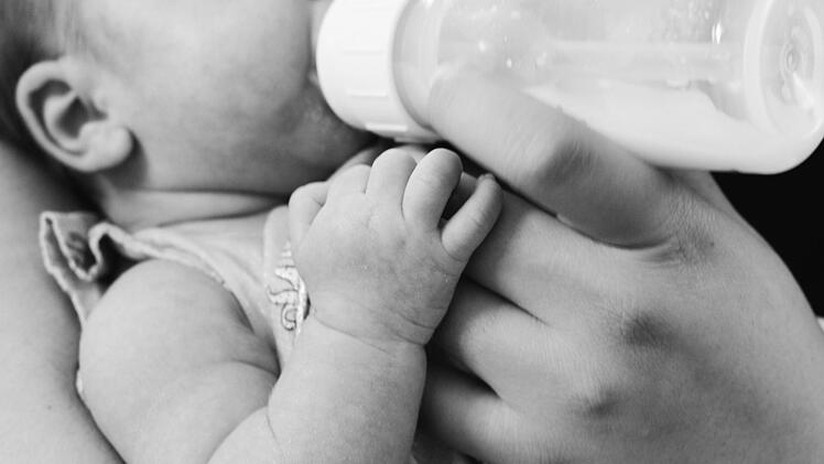 Wegen Mineralölrückständen werden Milchpulver zur Herstellung von Babynahrung zurückgerufen. Die Öle stehen im Verdacht krebserregend zu sein. Symbolfoto: unsplash.com/Kelly Sikkema