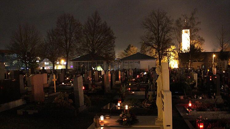 Gerade an den Weihnachtstagen erinnern auch auf dem Höchstadter Friedhof Grablichter an die verstorbenen Angehörigen.  Foto: Andreas Dorsch