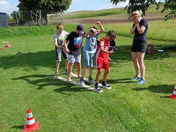 Skifahren auf Gras und dann noch zu viert auf ein paar Skier: Die Maltiade im Ferienprogramm forderte die Kinder ganz schön heraus.