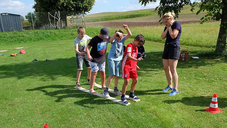 Skifahren auf Gras und dann noch zu viert auf ein paar Skier: Die Maltiade im Ferienprogramm forderte die Kinder ganz schön heraus.