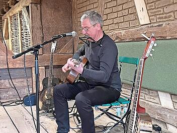 Der Bluesmusiker Wolfgang Kalb bei seinem Auftritt in Ebermannstadt