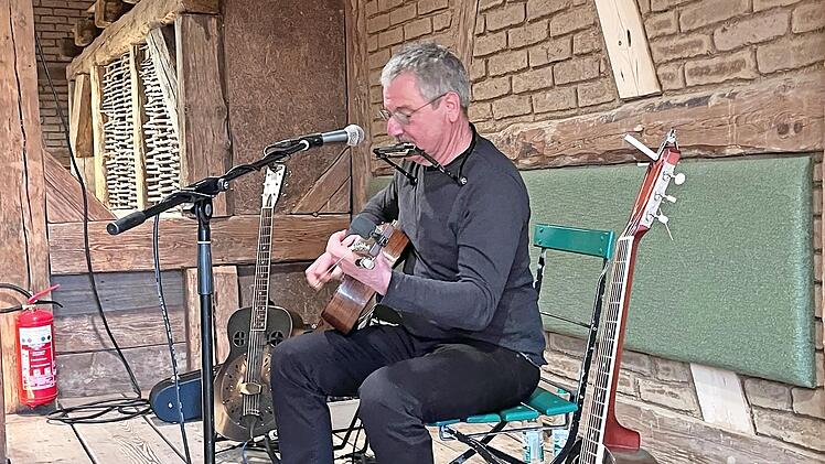 Der Bluesmusiker Wolfgang Kalb bei seinem Auftritt in Ebermannstadt