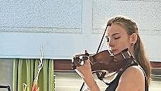 Samira Spiegel an der Violine.