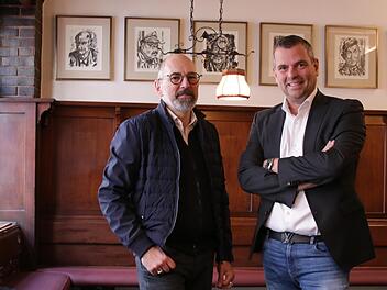 Anton Schick (rechts) hat die Weinstube Hofmann aus Familiennostalgie hergerichtet. Jochen Wehner kümmert sich um das Gastronomische.