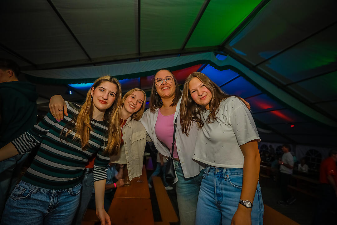 Samstagsparty im Festzelt!
