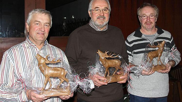 (V.l.): Nach 20 bis 25 Jahren Vorstandsarbeit bei den Jagdgenossen Völkersleier erhielten Kurt Selbert, Willi Zeller und Walter Schneider viel Dank und hölzerne Hirschen.