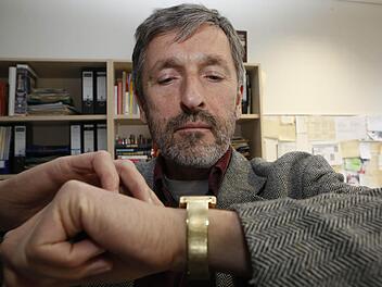 Fritz Reheis in seinem Büro an der Bamberger Uni Foto: Matthias Hoch