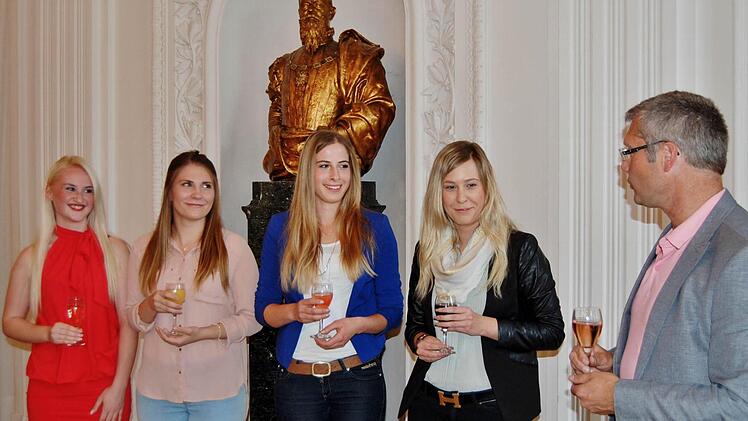 Organisator Thomas Lutz verkündet den Bewerberinnen das Ergebnis.  Foto: Sigismund von Dobschütz