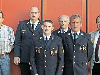 Im Bild (von links): VG-Sachgebietsleiter für öffentliche Sicherheit Hans Hofmann, Kreisbrandrat Stefan Härtlein, Kommandant René Hubrich, Kreisbrandinspektor Horst Tempel, Zweiter Kommandant Klaus Keil und Bürgermeister Werner Burger  Foto: Klaus-Peter Wulf