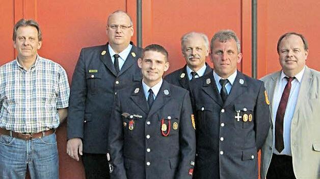 Im Bild (von links): VG-Sachgebietsleiter für öffentliche Sicherheit Hans Hofmann, Kreisbrandrat Stefan Härtlein, Kommandant René Hubrich, Kreisbrandinspektor Horst Tempel, Zweiter Kommandant Klaus Keil und Bürgermeister Werner Burger  Foto: Klaus-Peter Wulf
