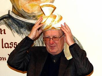 Pater Josef Brandl probiert 2010 einen indischen Turban, der für die Sternsinger gedacht ist.  Foto: privat