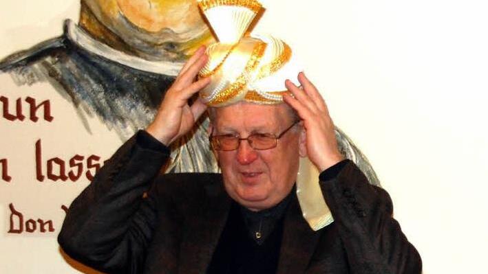 Pater Josef Brandl probiert 2010 einen indischen Turban, der für die Sternsinger gedacht ist.  Foto: privat
