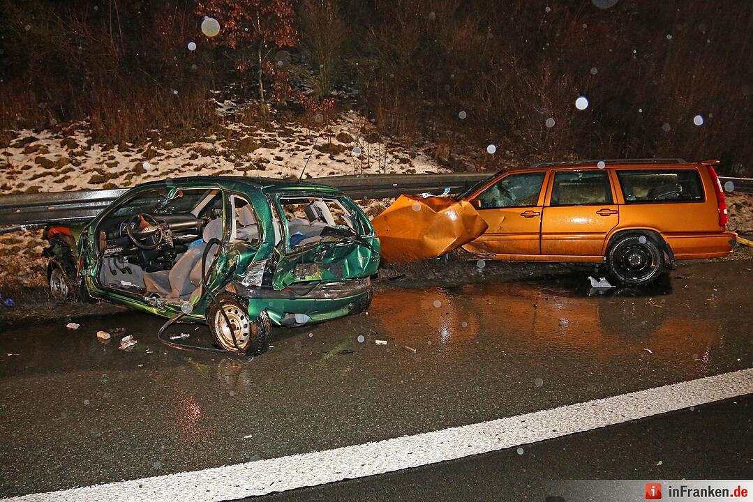 Drei Autos kollidieren auf der A9 - Ein lebensgefaehrlich Verletzter