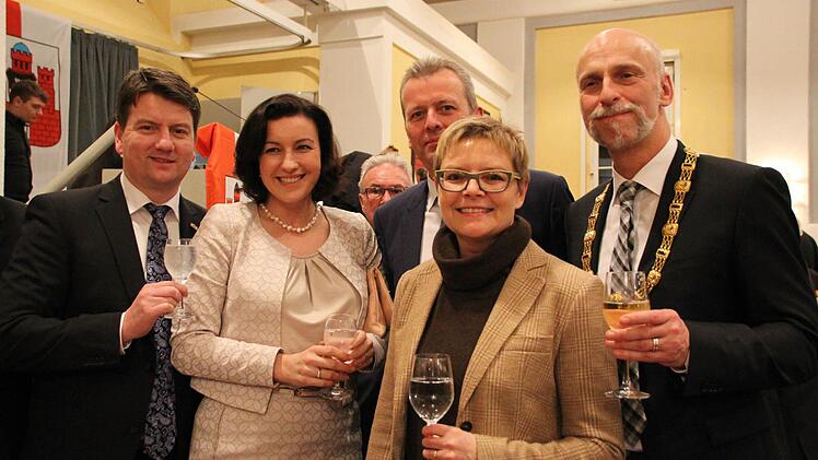 Mdl Sandro Kirchner (CSU), die parlamentarische Staatssekretärin Dorothee Bär (CSU), Nürnbergs OB Ulrich Maly (SPD), MdB Sabine Dittmar (SPD) und OB Kay Blankenburg (SPD) Foto: Benedikt Borst
