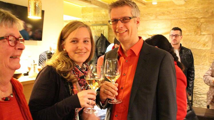 Es wird mit Weißwein angestoßen. Foto: Jennifer Hauser