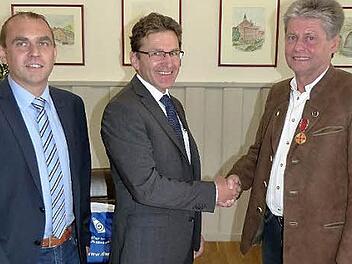 Zweiter B&uuml;rgermeister Alexander Wunderlich und Harald Maier (von links) gratulieren Klaus Biedermann. Foto: Werner Rei&szlig;aus