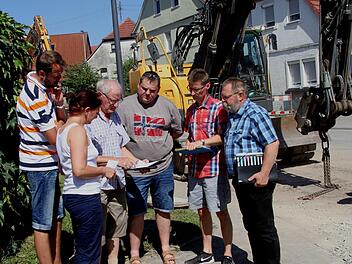 Die Pläne für die Hausanschlüsse studieren (von links) Udo Busch, Zweite Bürgermeisterin Doris Simon, Adrian Pflaum, Jürgen Amend, VG-Mitarbeiter Marco Bühl und Hilmar Folger. Foto: Günther Geiling