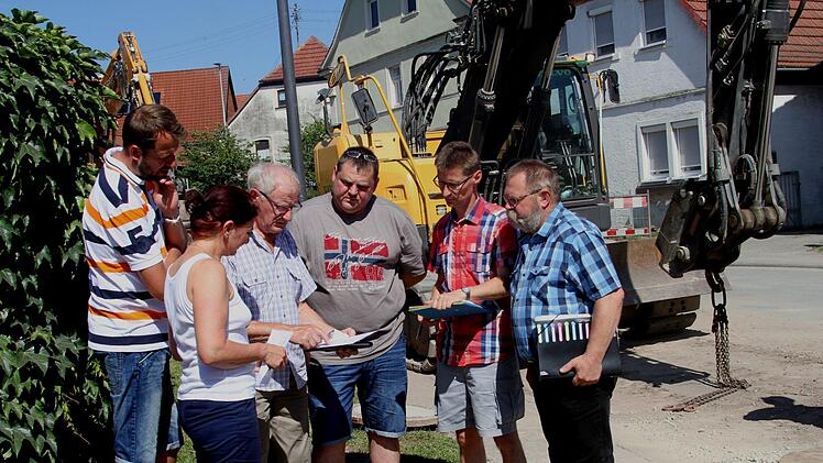 Die Pläne für die Hausanschlüsse studieren (von links) Udo Busch, Zweite Bürgermeisterin Doris Simon, Adrian Pflaum, Jürgen Amend, VG-Mitarbeiter Marco Bühl und Hilmar Folger. Foto: Günther Geiling