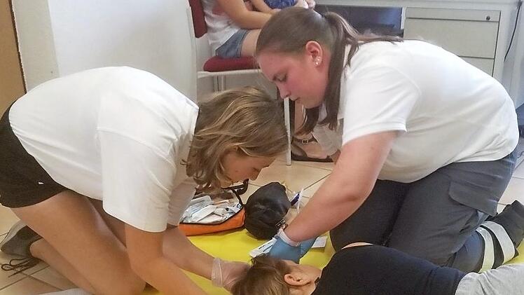 Tabea Pöringer und Viktoria Schwarm versorgen bei der Praktischen Prüfung im Team eine Verletzte.  Fotos: Michael Stelzner