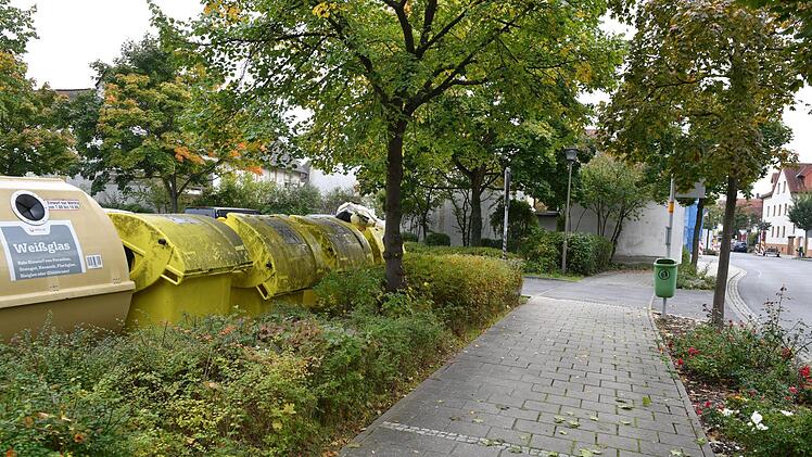 Der  Parkplatz mit den Containern  an der Königshofstraße.Foto: Ronald Rinklef