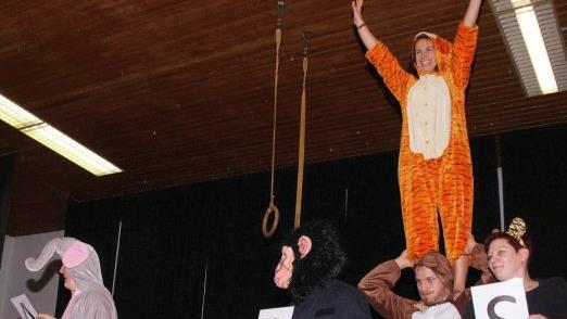 Fr&ouml;hlich-stimmungsvoll gestaltete sich der final pr&auml;sentierte "Tiergarten der &Uuml;bungsleiter". Lachend winkt Moderatorin Rica Kohmann, die hierf&uuml;r ins  Tigerkost&uuml;m schl&uuml;pfte, dem Publikum zu.Mario Deller