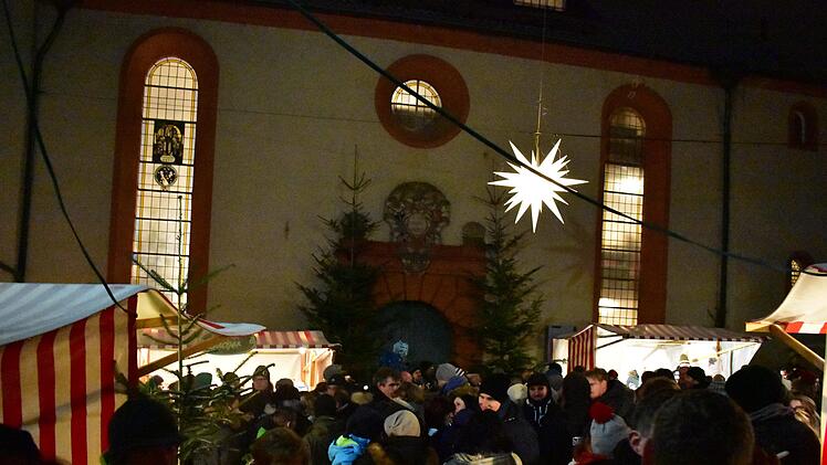 Großer Andrang auf dem Markt Foto: Petra Malbrich
