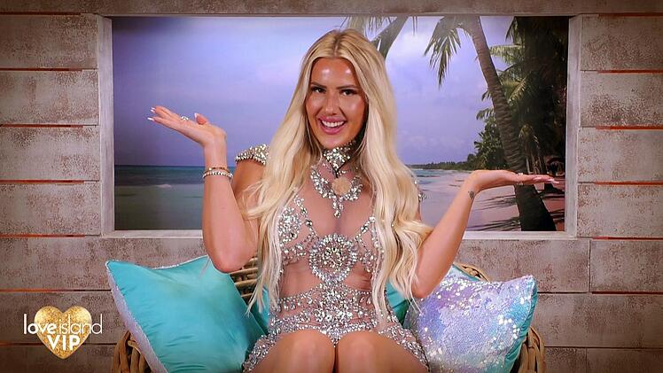 "Ich find's geil hier": Die neue Granate Laura schwebt als Glitzerengel ein.