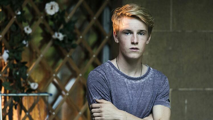 Suchen, finden, ringen um sich selbst? Phil (Louis Hofmann) hat mit dem Erwachsenwerden allerhand zu tun. Zwischen seinen Liebsten sucht der 17-J&auml;hrige nach der "Mitte der Welt".