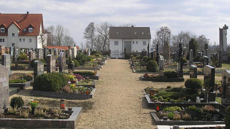Richtig befstigte Wege gibt es im Buttenheimer Friedhof noch nicht. Fotos: privat