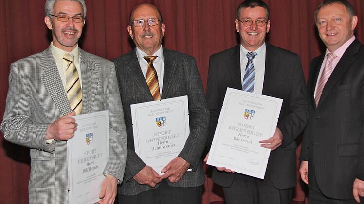 Den Ehrenbrief bekommen Thomas Dill, Werner Hahn und Bernd Bös aus den Händen von Landrates Thomas Bold.
