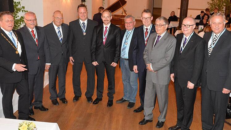 Siebenmal gab es die Silberne Bürgermedaille, zweimal die Stadtmedaille - von links: OB Henry Schramm, Lothar Seyfferth, Jürgen Arlt, Ingo Lehmann, Jörg Kunstmann, Claus Stenglein, Wolfram Brehm, Wolfgang Weiß, Jörg Naumann und Herbert Schmidt.