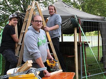 Oliver Hillenbrand, Tino Nöth und Jürgen Schönig vom Sportverein packen an, damit die Party heute und am Samstag am alten Sportplatz steigen kann. Fotos: Carmen Schmitt