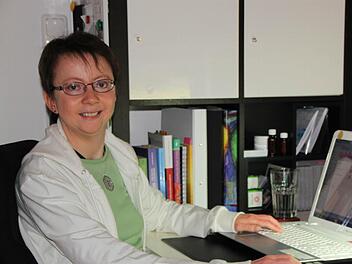 Ulrike Zeis in ihrer Praxis in Horsdorf: Die 36-Jährige arbeitet vor allem am Computer, wo sie die Lebensumstände jener Menschen analysiert, die zu ihr kommen und sie um Rat in gesundheitlichen Dingen oder Lebenskrisen fragen.  Fotos: Matthias Einwag