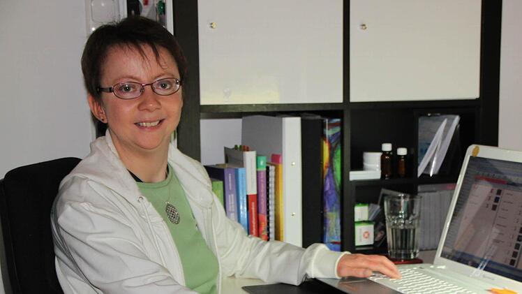Ulrike Zeis in ihrer Praxis in Horsdorf: Die 36-Jährige arbeitet vor allem am Computer, wo sie die Lebensumstände jener Menschen analysiert, die zu ihr kommen und sie um Rat in gesundheitlichen Dingen oder Lebenskrisen fragen.  Fotos: Matthias Einwag