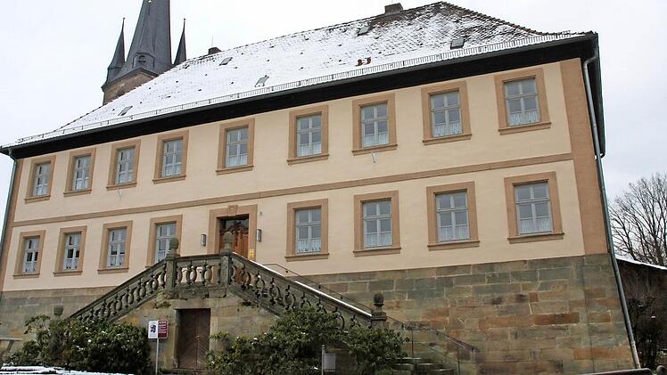 Aus dem Altenkunstadter Pfarrhaus wird ein kleines Kloster. Kopfschmerzen bereitet der Gemeinde noch der Einbau einer barrierefreien öffentlichen Toilette. Die Planung sieht Kosten von 272 000 Euro vor, die die Gemeinde tragen soll. Das ist dem Gemeinderat zu teuer.  Foto: Stephan Stöckel