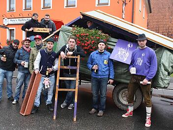 Der Schwallclub führte seinen ramponierten Hänger-Aufbau beim Umzug vor. Foto: Sonja Werner