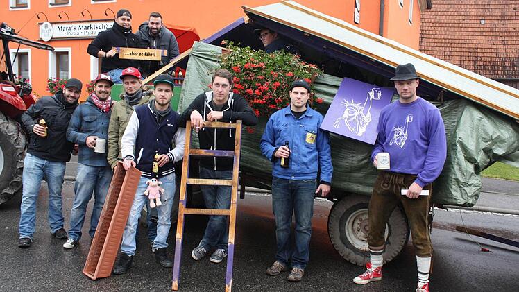 Der Schwallclub führte seinen ramponierten Hänger-Aufbau beim Umzug vor. Foto: Sonja Werner