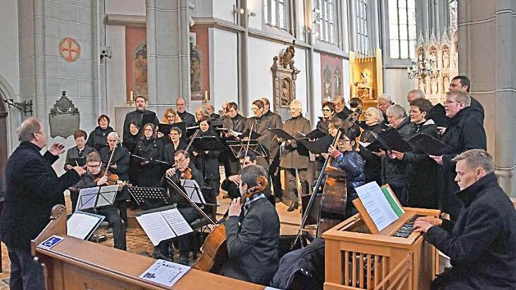 Tief ergreifend war das geistliche Konzert, das der Chor St. Kilian und das Streicherensemble Würzburg Kilian unter Leitung von Johannes Eirich (im Bild) sowie die Solisten Lisa Rothländer und Jutta Schubert-Friese in der Ritterkapelle gestalteten und das die Zuhörer mit stehenden Ovationen bedachten. Fotos: Ulrike Langer
