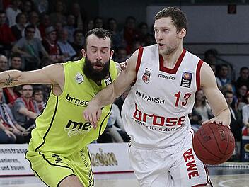 Janis Strelnieks (mit Ball) im Duell der Spielmacher gegen Bayreuths Bastian Doreth. Foto: sportpress