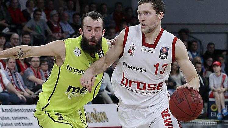 Janis Strelnieks (mit Ball) im Duell der Spielmacher gegen Bayreuths Bastian Doreth. Foto: sportpress