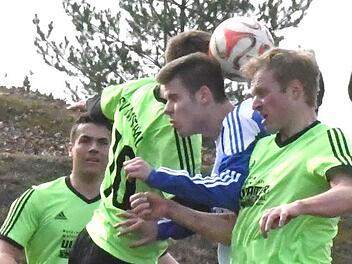 Im Sandwich: Eher schlechte Karten hat Münnerstadts Lukas Schmittzeh im Kopfballduell mit den Ramsthalern Timo Kaiser (links) und Johannes Brand. Foto: Hopf