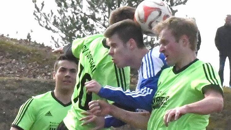 Im Sandwich: Eher schlechte Karten hat Münnerstadts Lukas Schmittzeh im Kopfballduell mit den Ramsthalern Timo Kaiser (links) und Johannes Brand. Foto: Hopf