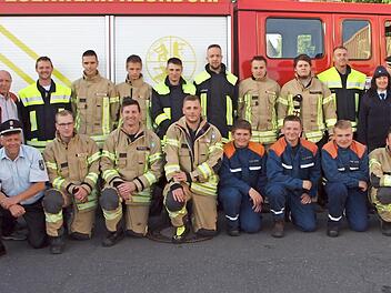 Die geprüften Feuerwehrleute mit den Offiziellen Foto: Alfred Thieret