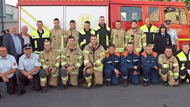 Die geprüften Feuerwehrleute mit den Offiziellen Foto: Alfred Thieret
