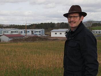 Hinter Dieter Muth werden bald Betriebe gebaut. Der Oberleichtersbacher Bürgermeister ist sich sicher: Größer wird das Gewerbegebiet dann nicht mehr. Foto: Ulrike Müller