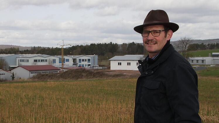 Hinter Dieter Muth werden bald Betriebe gebaut. Der Oberleichtersbacher Bürgermeister ist sich sicher: Größer wird das Gewerbegebiet dann nicht mehr. Foto: Ulrike Müller