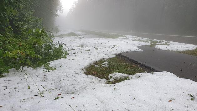 Bei einem Unwetter in Schwabach f&auml;rben Hagelk&ouml;rner die Umgebung wei&szlig;.Foto: NEWS5 / Fechner