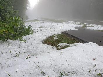 Bei einem Unwetter in Schwabach färben Hagelkörner die Umgebung weiß.Foto: NEWS5 / Fechner
