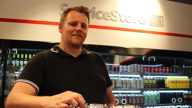 Die Getr&auml;nke stehen bereit, aber bis Filialleiter Nico Witt den ganzen Laden "tipptopp" best&uuml;ckt hat, werde es einige Wochen dauern. Foto: Ronald Heck