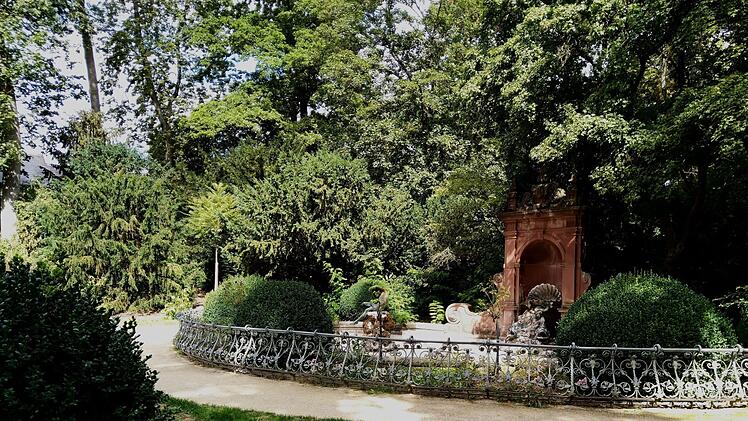 Der Herzog-Alfred-Brunnen im Coburger Hofgarten muss saniert werden. Derzeit laufen vorbereitende Untersuchungen.Foto: Jochen Berger